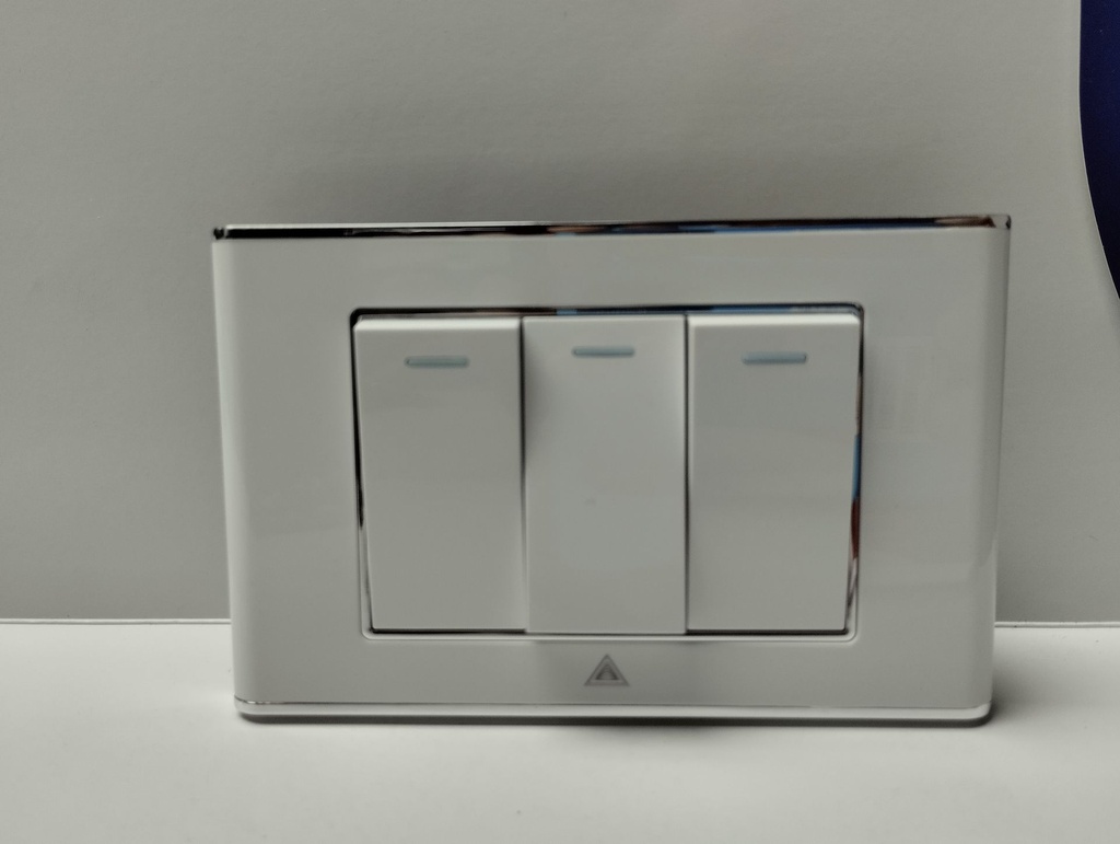 Toma Interruptor Triple LUXE blanco-plateado